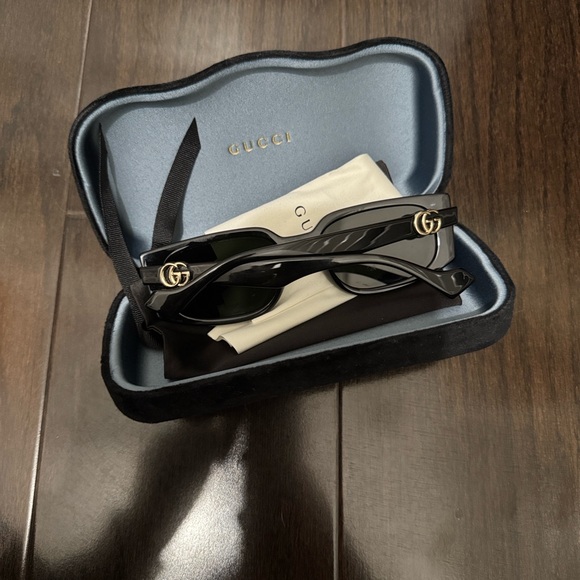 Gucci Black Sunglasses - Picture 3 of 4